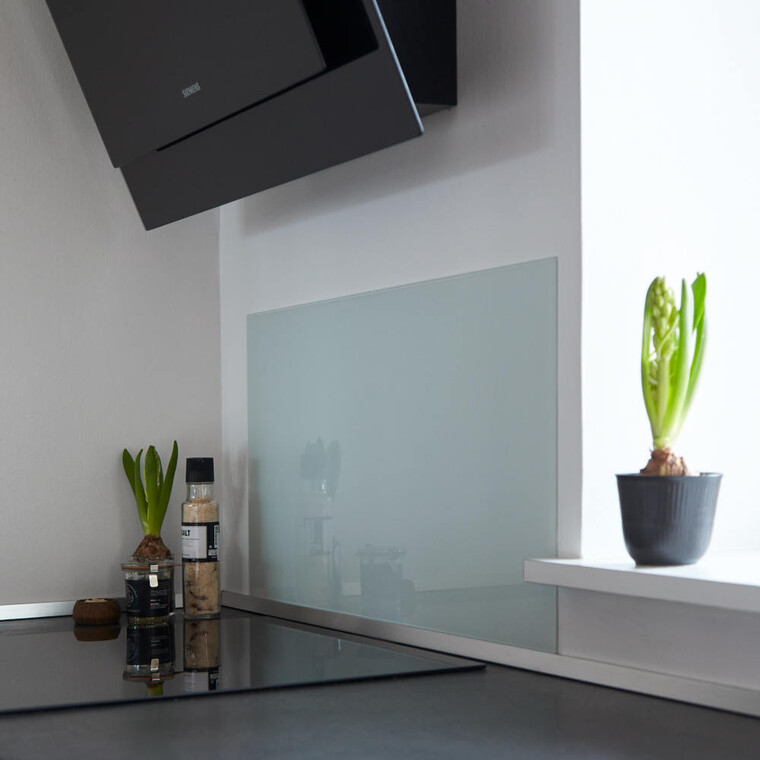 Sprutplate firkantet i hvitt glass<br> H: 40 cm B: 80 cm