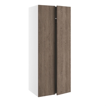 Bred garderobe med hylle og bøylestang